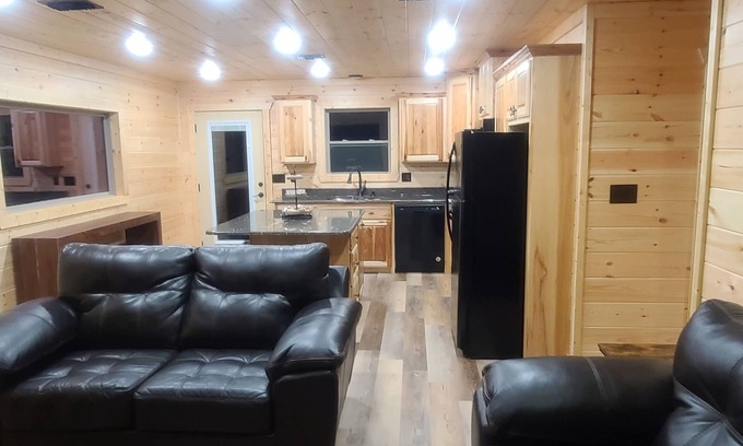 De Queen House | Four The Good Times (Cabin by De Queen Lake)