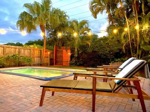 Croissant Park House | Fox Island Heated Spa- Downtown & Beach home