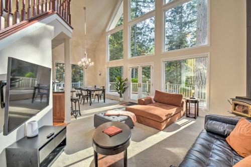 Hansville House | Fox Paws Luxury Cabin - Hot tub, Fire pit & Pines!