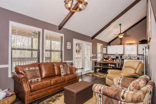 Pigeon Forge House | Fox's Den, Hot Tub, FREE Attraction tickets for each paid day, Arcade Game, WIFI!