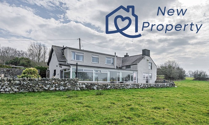 Dinas Cottage | Fox's Lair Farmhouse - sleeps 6 guests in 3 bedrooms
