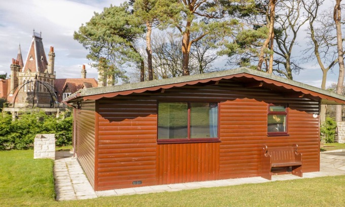 Saltburn-by-the-Sea Cottage | FOXGLOVE LODGE, pet friendly, with a garden in Saltburn-By-The-Sea
