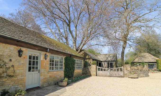 Bourton-on-the-Water Cottage | FOXHILL FARM BARN, with a garden in Bourton-On-The-Water