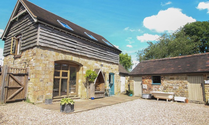 Farlow Cottage | FOXHOLES BARN, pet friendly, with a garden in Cleobury Mortimer