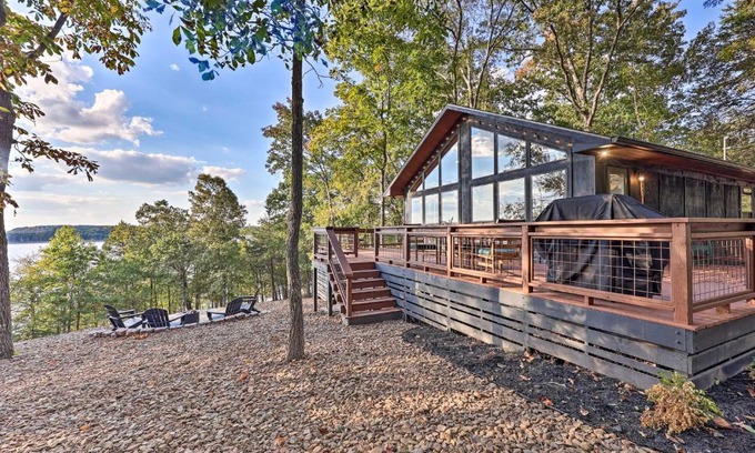 Rogers House | Foxtail Cabin Retreat Steps to Beaver Lake!
