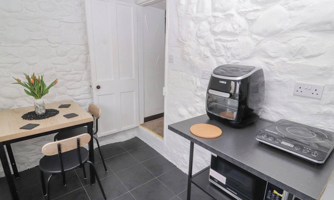 Stainburn Cottage | FOXY LADY COTTAGE, pet friendly, with a garden in Workington