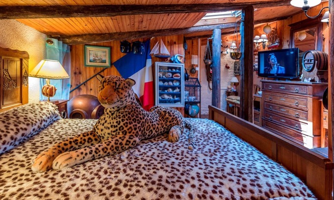 Durfort-et-Saint-Martin-de-Sossenac Bed & Breakfast | Unusual night in a Corsair Cabin - Chambre d'hotes