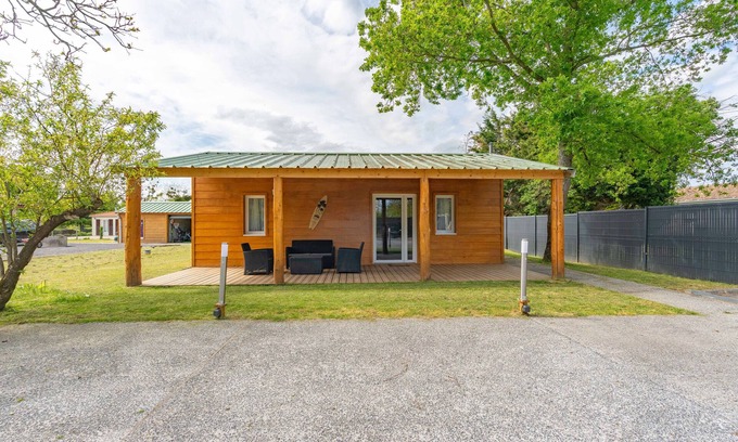 La Gripperie-Saint-Symphorien House | Cosy chalet with terrace, peaceful setting between Rochefort & Royan – near beaches, nature