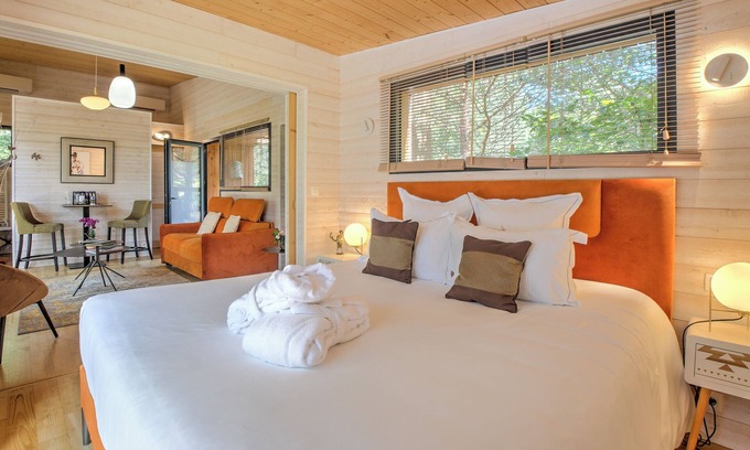 Saint-Felix-de-Reillac-et-Mortemart Bed & Breakfast | Bungalow 'Lodge Secret' with Private Terrace, Wi-Fi and Air Conditioning