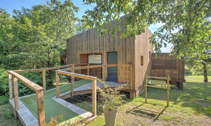 Saint-Felix-de-Reillac-et-Mortemart Bed & Breakfast | Bungalow 'Lodge Plein Voir' with Private Terrace, Wi-Fi and Air Conditioning