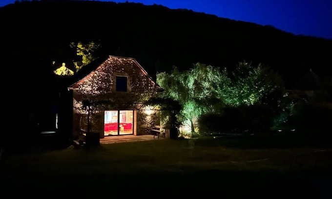 Saint-Geniez-d'Olt House | Grange Dans un Écrin de Verdure, Coeur du Village