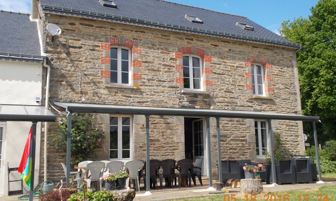 Saint-Malo-des-Trois-Fontaines House | Spacious house with large garden and shaded terrace