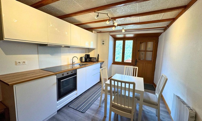 Praranger Apartment | Cozy Village House with Terrace, Close to Skiing and Free Wi-Fi