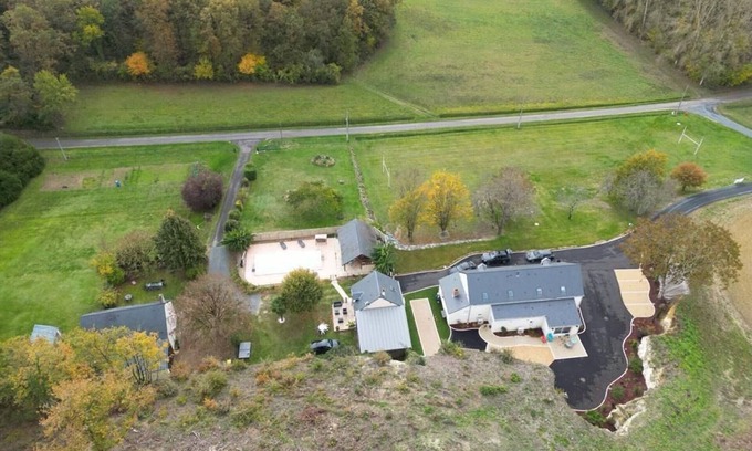 Faverolles Cottage | Cozy Retreat with Shared Heated Pool, Close to ZooParc de Beauval and Valençay