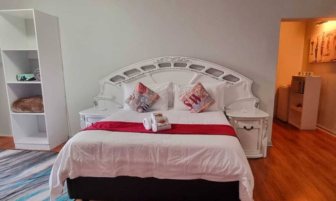 Betty's Bay Bed & Breakfast | Francin's is nestled at the foot of the Kogelberg mountain with a seaview.