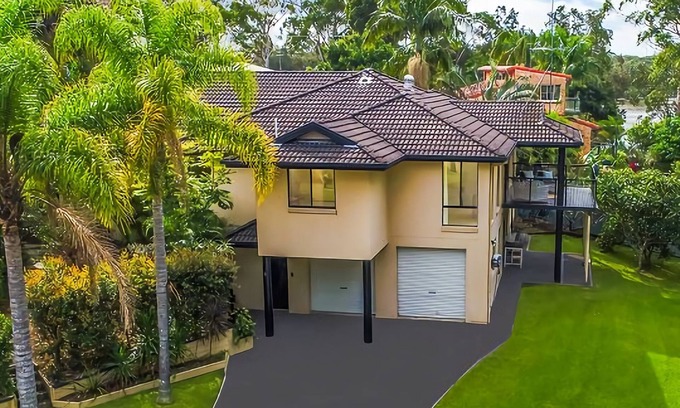 Hyland Park House | Frangipani is a grand 5 bedroom home situated by the water’s edge in the quiet Hyland Park