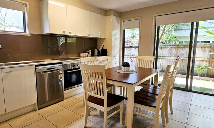 Beerwah Apartment | 'Frangipani' @ Sunlight Swan - Beerwah - Sleeps 6