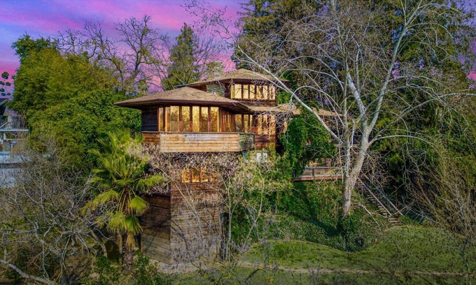 Modesto House | Frank Lloyd Wright Inspired Luxury Treetop Getaway
