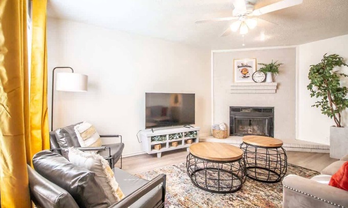 Lubbock House | Frankford Townhomes "A" - Central/Garage/Sleeps 4