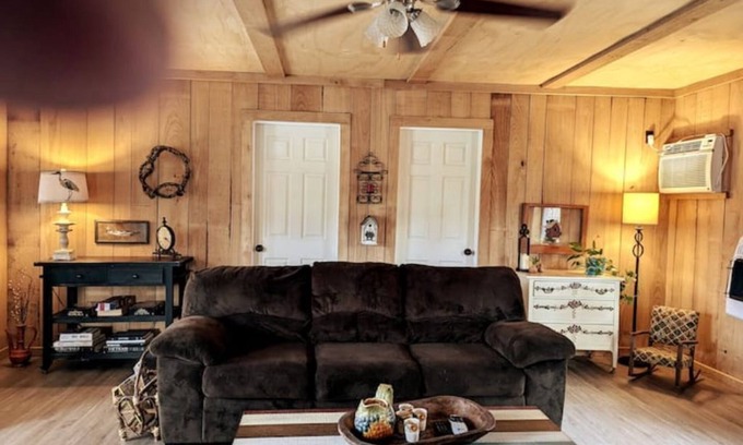 Decaturville Cottage | Frankie's Cottage