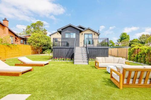 Los Feliz House | Franklin Hills Getaway w Jacuzzi Garden Sauna