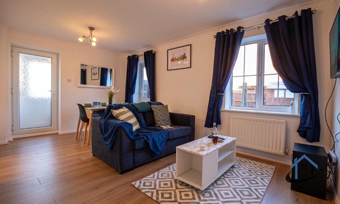 Wootton House | Franklin House 2 bed, king bed, parkingx2, workspace, wi-fi, corporates
