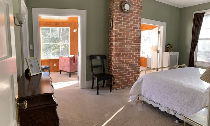 Saranac Lake Bed & Breakfast | Franklin Manor - King Suite with Private Porch
