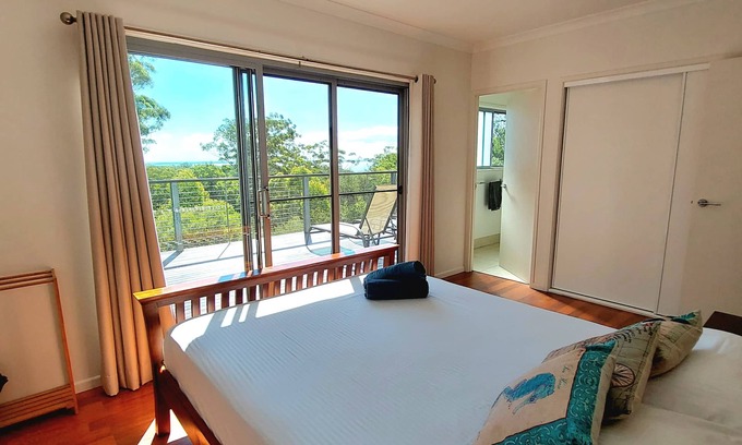 Kingfisher Bay House | Fraser Island House, stunning Sunset views, 5 bed/2.5 bth, pool table, 13 guests