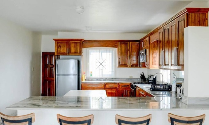 Sandy Bay House | FREE AIRPORT PICKUP AND DROP OFF FOR UP TO 6 PEOPLE! SLEEP UP TO 14 PEOPLE!