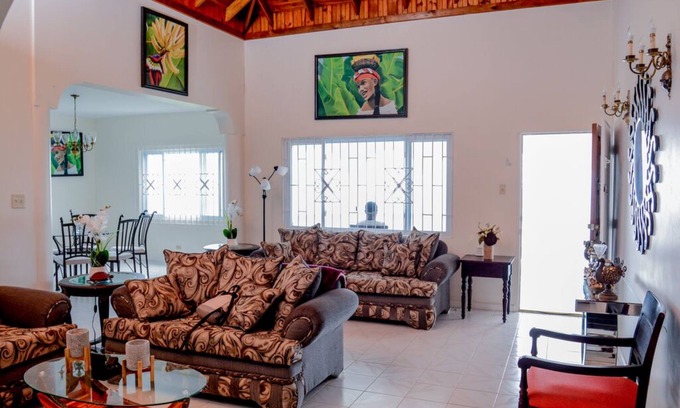 Sandy Bay House | FREE AIRPORT PICKUP AND DROP OFF FOR UP TO 6 PEOPLE!