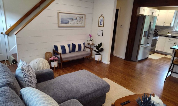 Centerville House | FREE BEACH PASS! NEAR CRAIGVILLE BEACH! 4 bedroom in charming Barnstable w/AC.