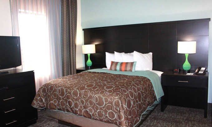 Aldine Condo | Free Breakfast Buffet + Outdoor Pool | Modern Suite