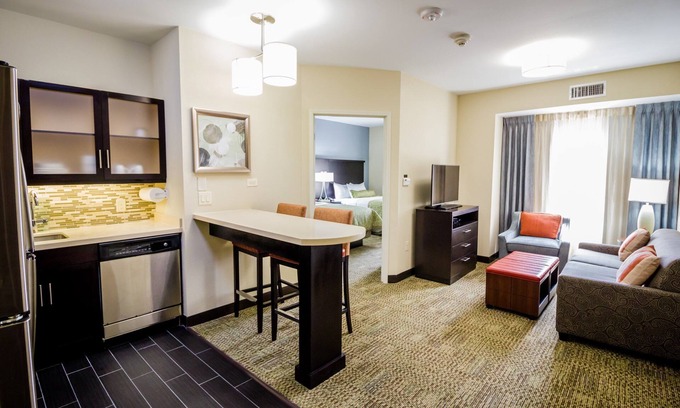 Plano Condo | Free Breakfast, Free Wi-Fi, Outdoor Pool | Roll-in Shower