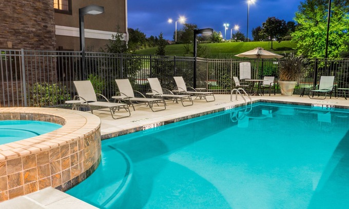 Independence Condo | Free Breakfast. Outdoor Pool & Hot Tub. Great for Business Travelers!