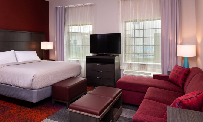 Lake Charles Apartment | Free Breakfast. Outdoor Pool. Cozy Studio w/Kitchen!