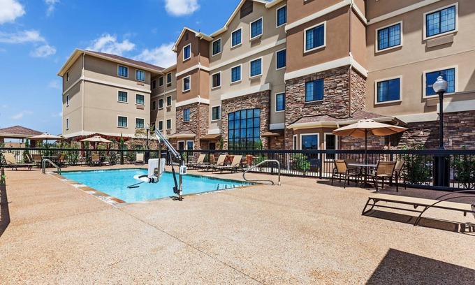 Fossil Creek Apartment | Free Breakfast. Outdoor Pool. King Suite Close to the Convention Center