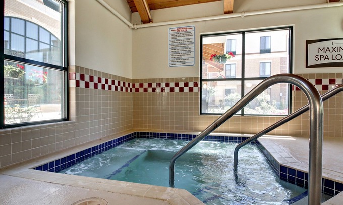 Middleton Condo | Free Breakfast. Pool and Hot Tub. Downtown Location. Close to the University of Wisconsin-Madison!