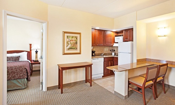 Oak Ridge Condo | Free Breakfast. Pool & Gym. Near the University of Tennessee Arboretum!