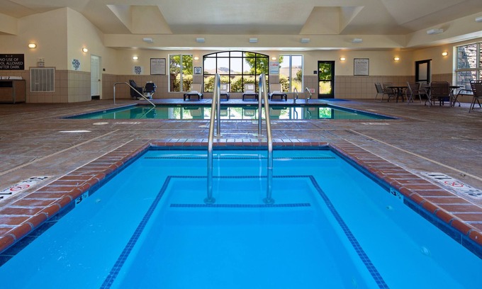Fairfield Condo | Free Breakfast. Pool & Hot Tub. Close to Napa Valley Wine Country.