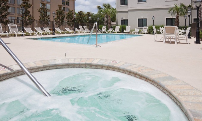 Lafayette Apartment | Free Breakfast! Pool & Hot Tub Access! Studio Near Laredo Int'l Airport