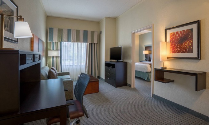 Concordville Condo | Free Breakfast. Seasonal Outdoor Pool. Gym. Close to Longwood Gardens!