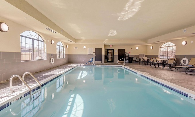 Maryland Heights Apartment | Free Breakfast + Pool, Gym, and BBQ Area! Studio Suite Perfect for Business Travelers
