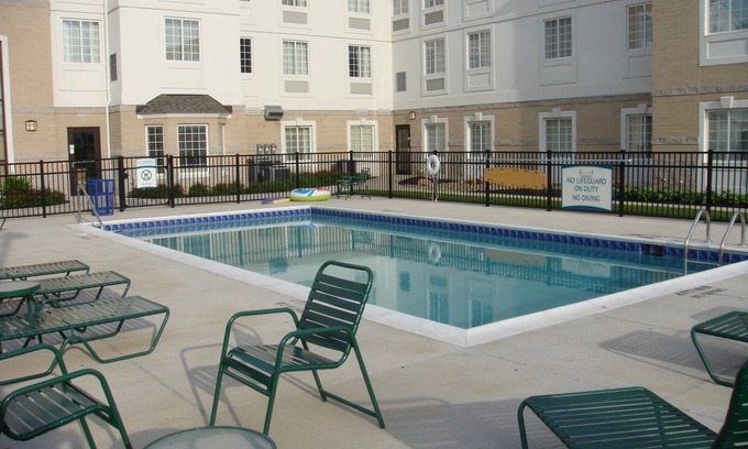 Mayfield Heights Condo | Free Breakfast + 24-Hour Business Center + Gym