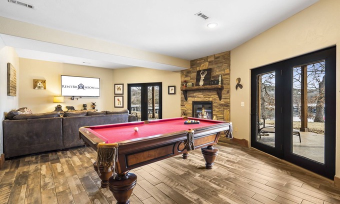 Branson House | Free Daily Tickets, Near Sdc, Billiards, Table Rock Lake Access and Views!