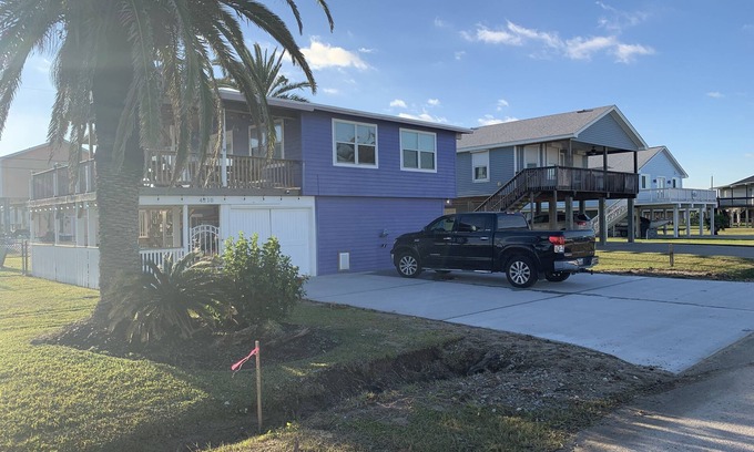 Galveston House | FREE Golf Cart Cozy updated beach cottage with view of Gulf and community pool
