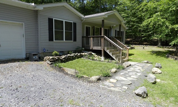 Bushkill House | FREE Horseback riding & Skiing