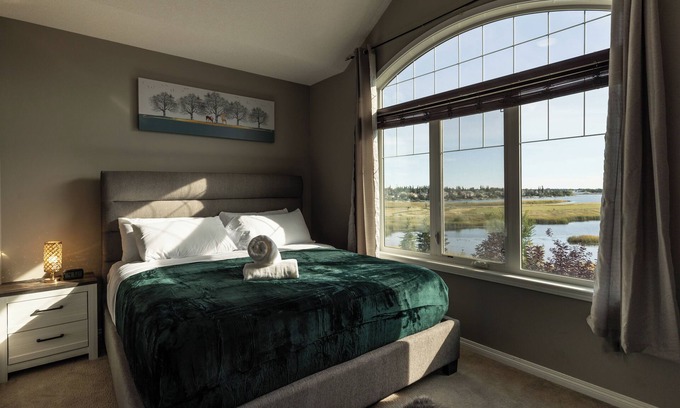 Chestermere House | Free Night/Lakefront/8min>Calgary/3 Kings/Fire Pit