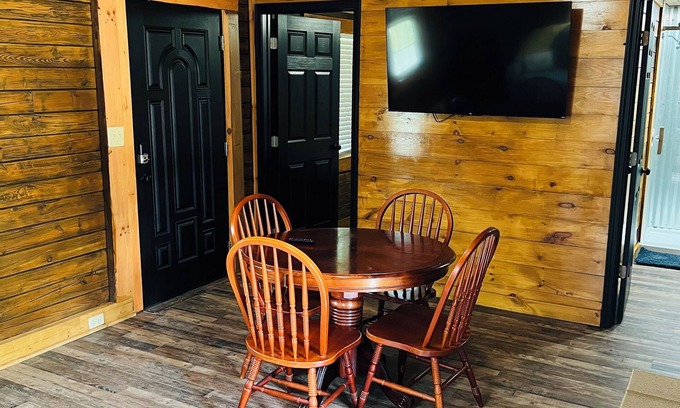 Pine Ridge Cabin | ✨FREE NIGHT PROMO✨Knotty Pine- Handcrafted Cozy Cabin-Pet Friendly- Hot Tub-RRG