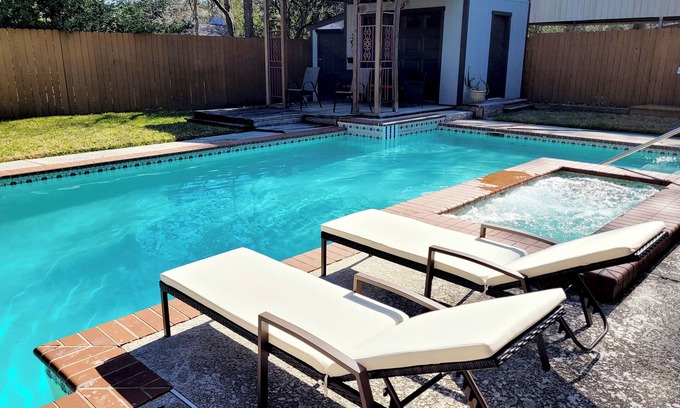 Pearland House | FREE NIGHT! Sleeps 10, Private Pool, Hot Tub
