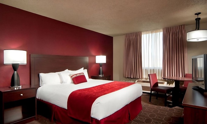 Laughlin Hotel | Free Onsite Parking, Santa Fe King Non Smoking Room at Edgewater Casino Resort